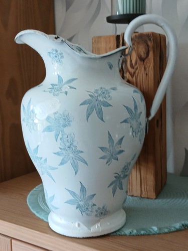 Antiker weißer mit blauen