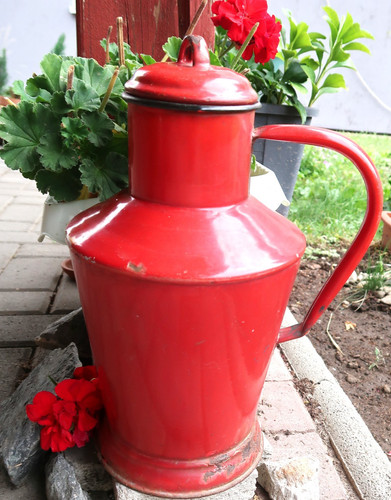 Große rote emaille kanne mit - rote,