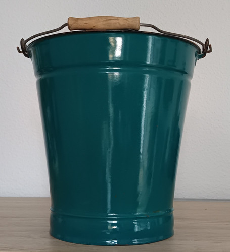 Schöner alter emaille - alter, eimer
